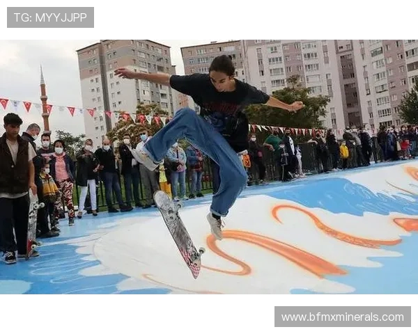 成都滑板队在极限运动嘉年华中的灵活性表现引发热议与赞赏